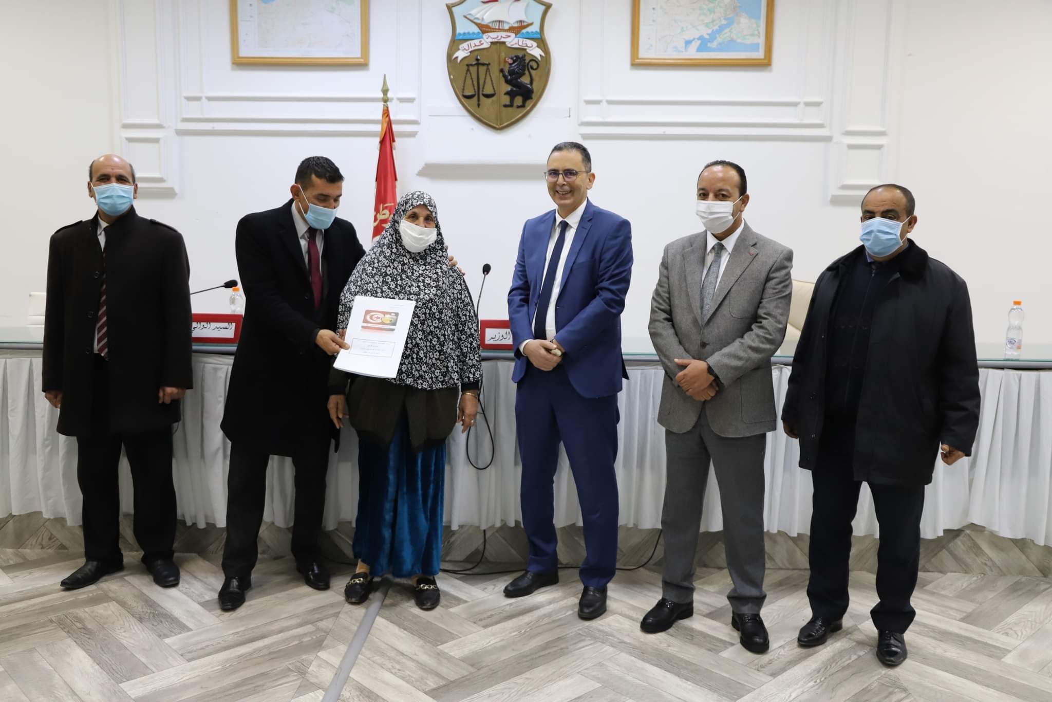 You are currently viewing من بنزرت: وزير أملاك الدّولة يسلّم عقود تمليك وتسويغ وشهائد رفع اليد تخصّ عقارات دولية فلاحية وسكنية لفائدة مواطنين من الجهة.￼