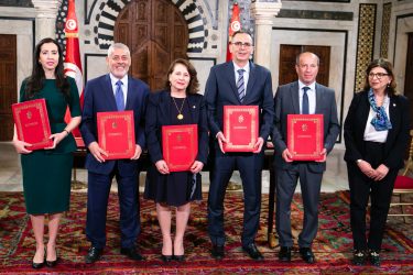 Lire la suite à propos de l’article Signature à la Kasbah, d&rsquo;un accord portant création de deux centrales photovoltaïques à Gafsa et Tataouine.