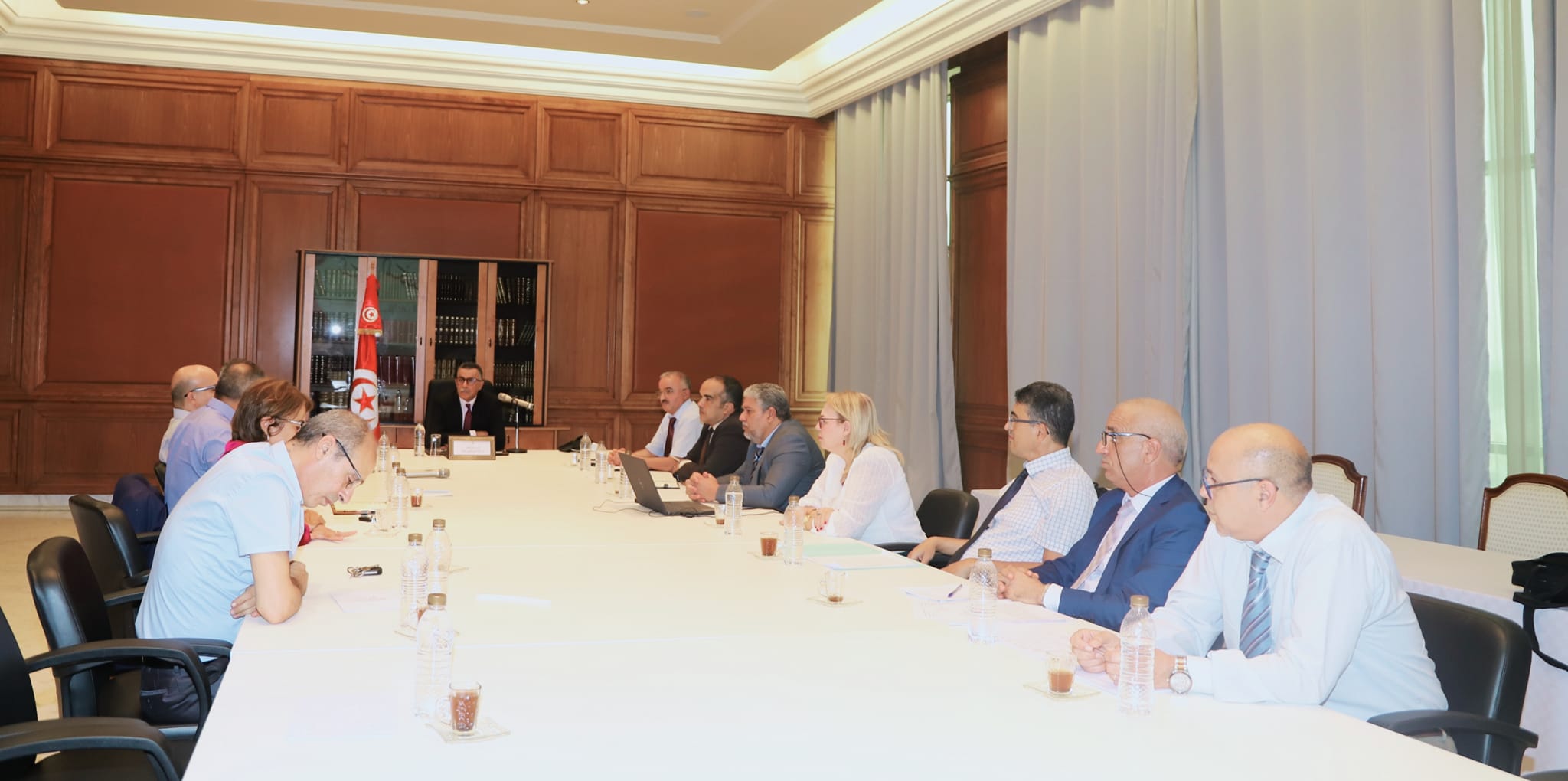 You are currently viewing Le ministre des domaines de l&rsquo;Etat préside une séance de travail avec le chef du contentieux de l&rsquo;Etat et des conseillers rapporteurs.