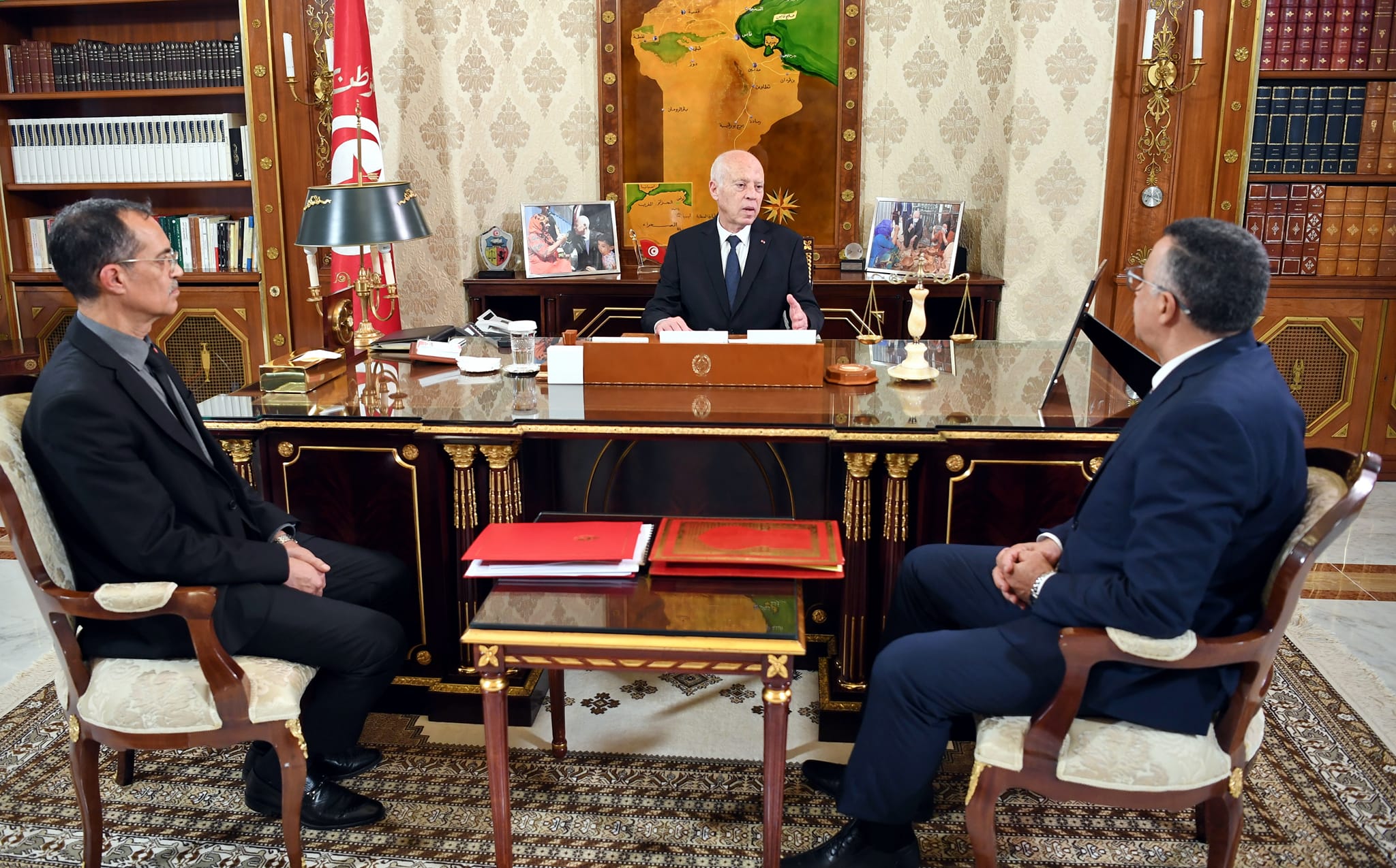 Lire la suite à propos de l’article Le Président s&rsquo;entretient avec les ministres des domaines de l&rsquo;Etat et de l&rsquo;agriculture.