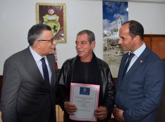 Read more about the article في زيارة عمل إلى ولاية الكاف: وزير أملاك الدولة والشؤون العقارية يسلم عقود تتعلق بتسوية وضعيات عقارية للإسراع في انجاز المشاريع العمومية و بتسوية وضعية تجمعات سكنية و بتسويغ عقارات دولية فلاحية و قرارات تخصيص لفائدة مؤسسات عمومية