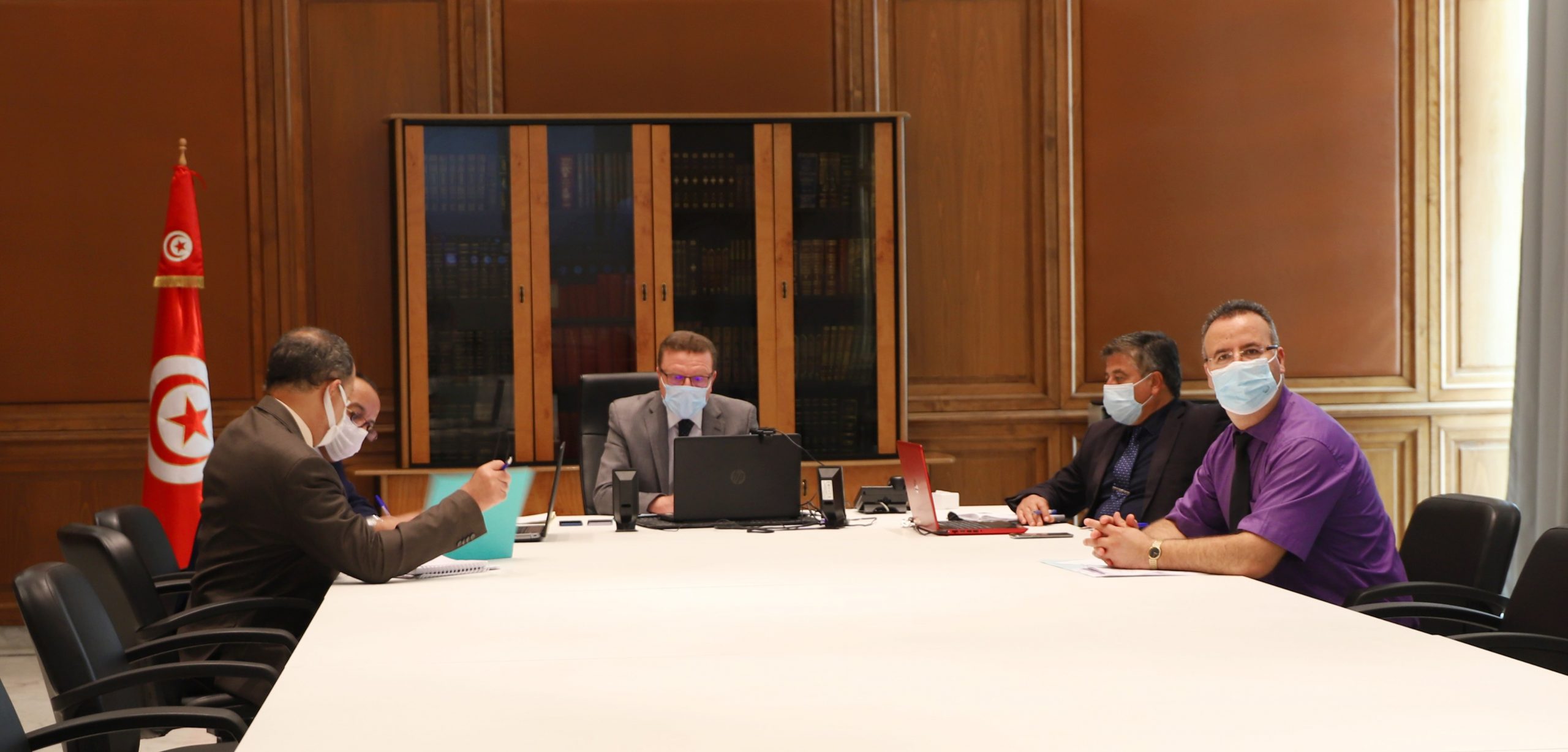 You are currently viewing الارتقاء بالأداء ومزيد تحسين الخدمات محور جلسة عمل عن بعد بين وزير أملاك الدّولة بالنيابة والمديرين الجهويين.